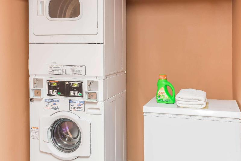 فندق على الطريق Super 8 By Wyndham Airport I90