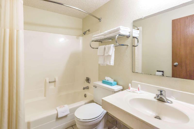 فندق على الطريق Super 8 By Wyndham Airport I90