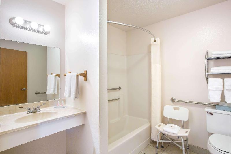 فندق على الطريق Super 8 By Wyndham Airport I90