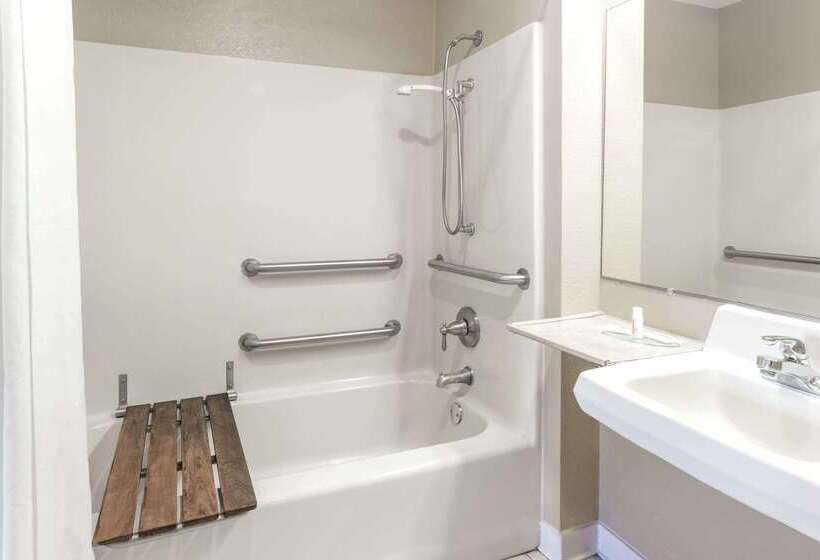 فندق على الطريق Super 8 By Wyndham Ashburn