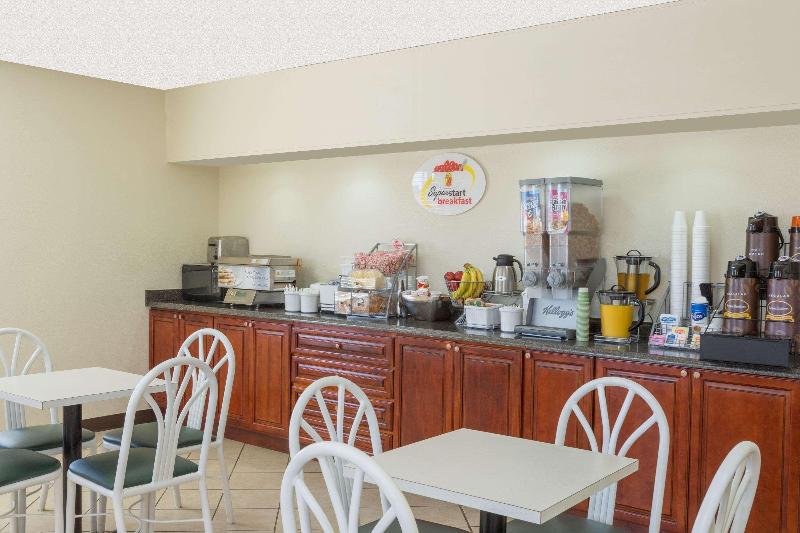 فندق على الطريق Super 8 By Wyndham Ashburn