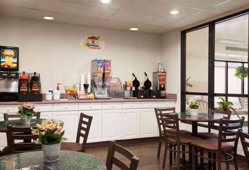 فندق على الطريق Super 8 By Wyndham Aurora/naperville Area