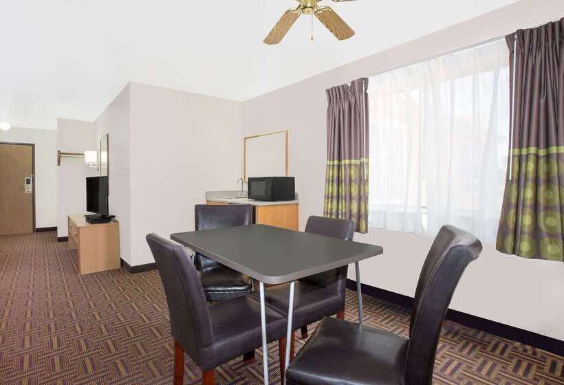 모텔 Super 8 By Wyndham Bloomfield