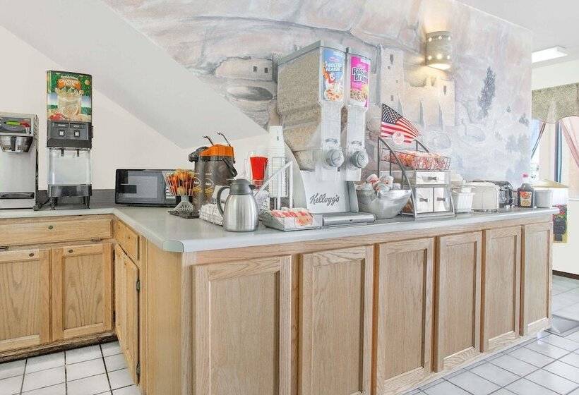 Мотель Super 8 By Wyndham Bloomfield