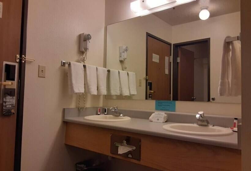 모텔 Super 8 By Wyndham Bloomfield