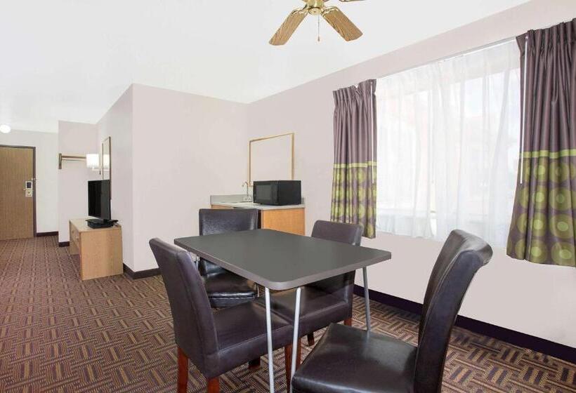 모텔 Super 8 By Wyndham Bloomfield