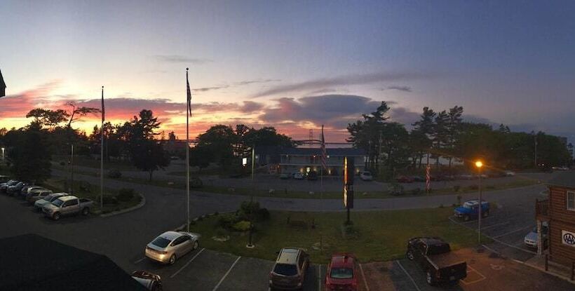 汽车旅馆  Super 8 By Wyndham Bridgeview Of Mackinaw City