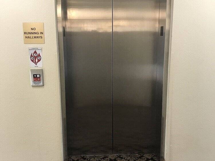 汽车旅馆  Super 8 By Wyndham Bridgeview Of Mackinaw City