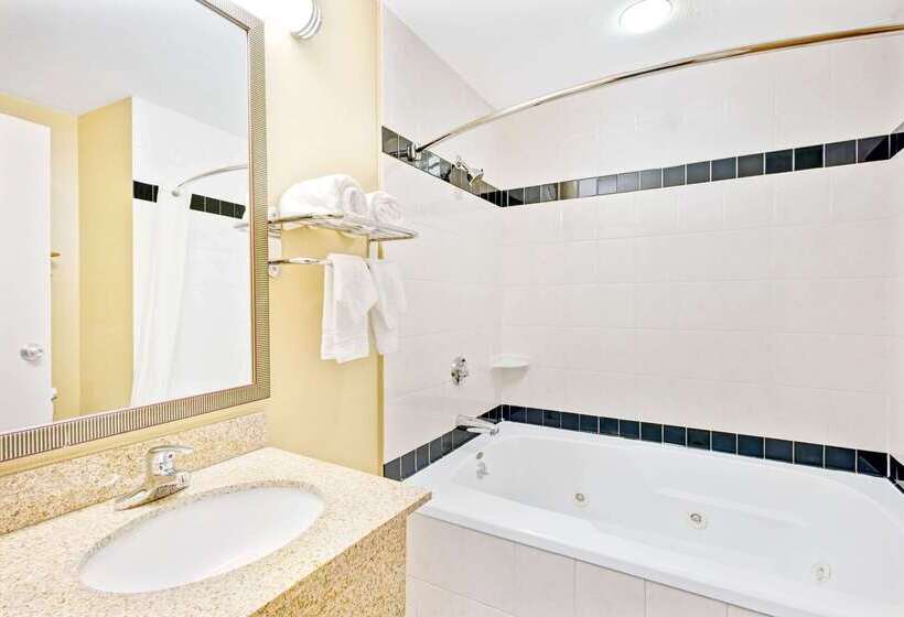 Мотель Super 8 By Wyndham Brockton