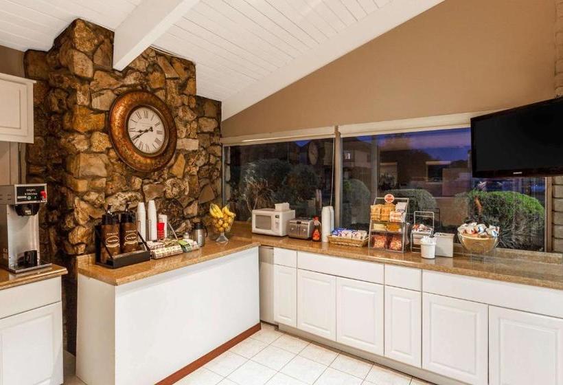 فندق على الطريق Super 8 By Wyndham Canoga Park