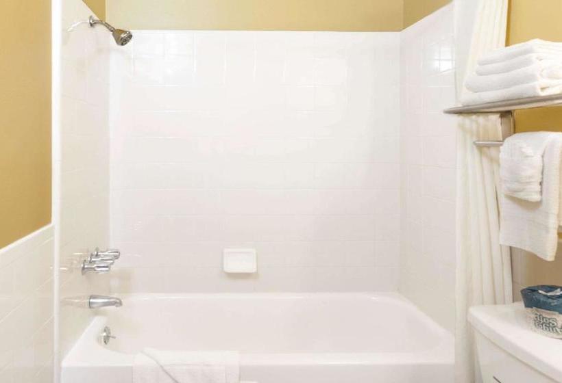 فندق على الطريق Super 8 By Wyndham Canoga Park