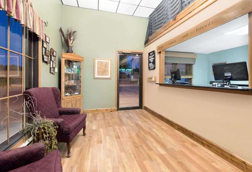 汽车旅馆  Super 8 By Wyndham Chamberlain Sd