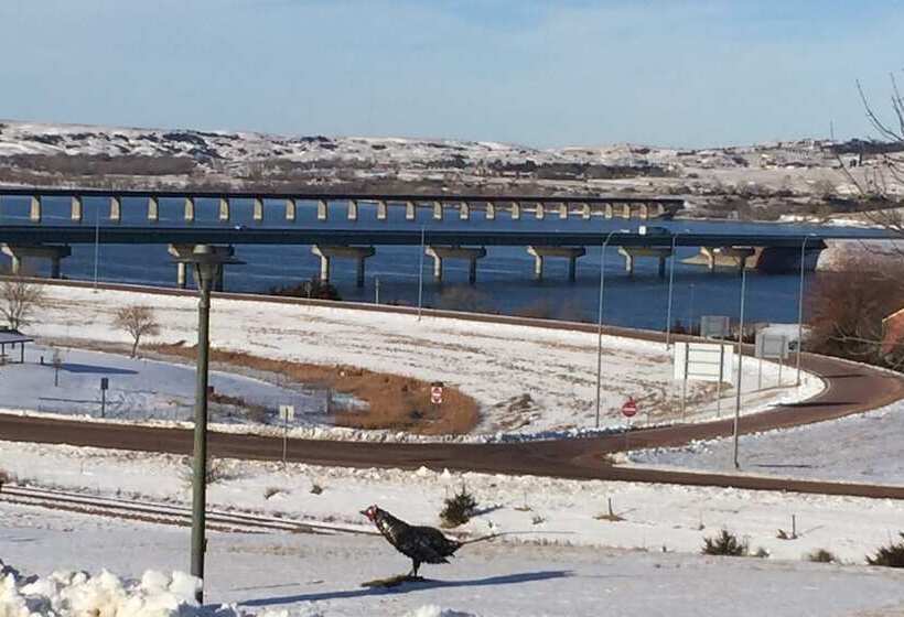 汽车旅馆  Super 8 By Wyndham Chamberlain Sd