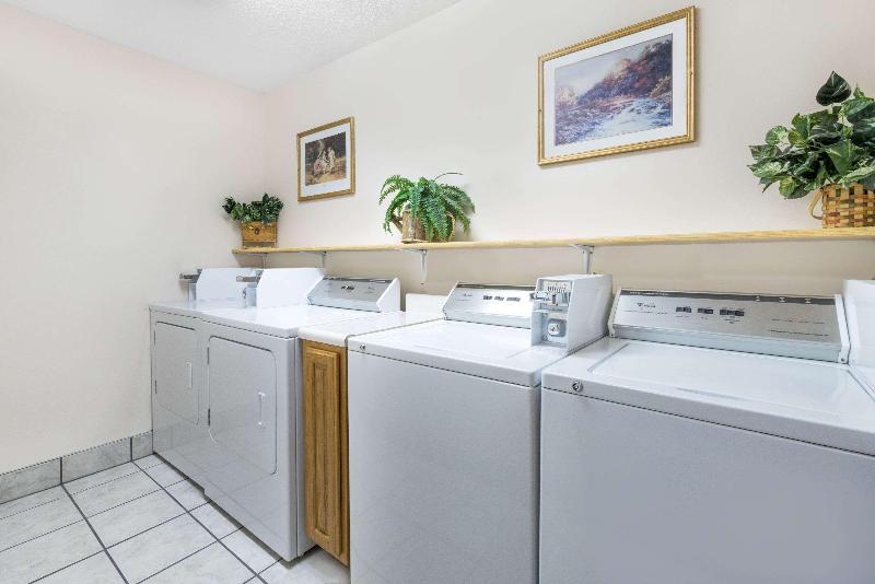 汽车旅馆  Super 8 By Wyndham Chamberlain Sd