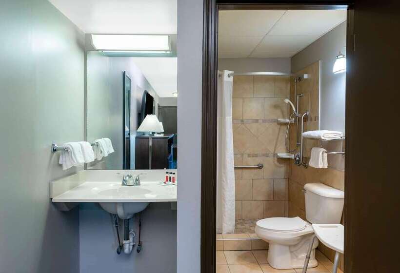 فندق على الطريق Super 8 By Wyndham Cleveland