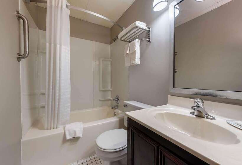 فندق على الطريق Super 8 By Wyndham Cleveland