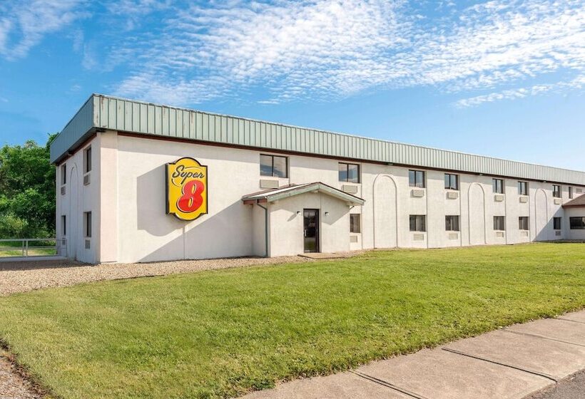 فندق على الطريق Super 8 By Wyndham Cleveland