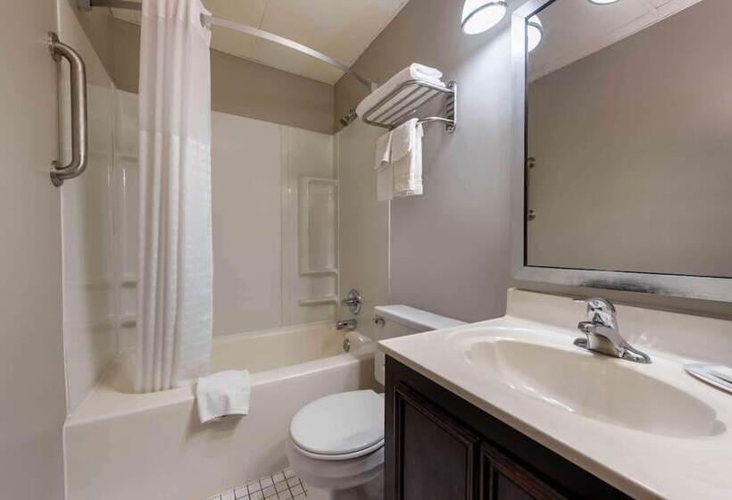 فندق على الطريق Super 8 By Wyndham Cleveland