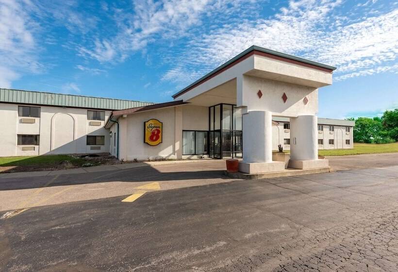 فندق على الطريق Super 8 By Wyndham Cleveland