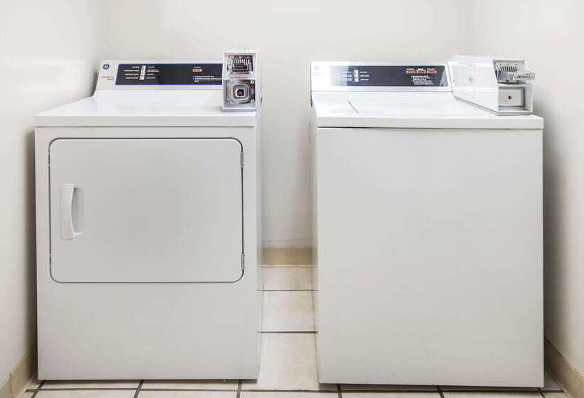 فندق على الطريق Super 8 By Wyndham Clinton