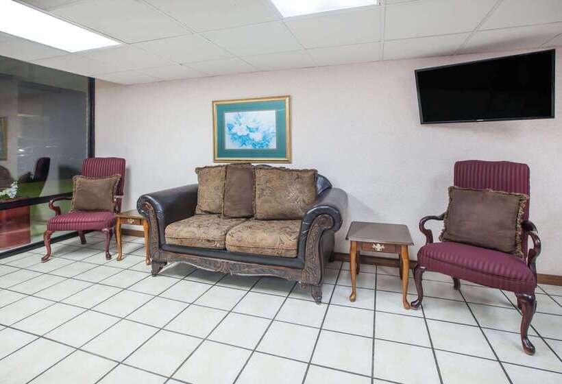 فندق على الطريق Super 8 By Wyndham Clinton