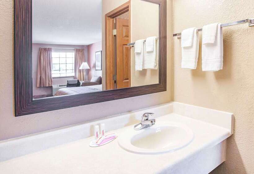 فندق على الطريق Super 8 By Wyndham Clinton