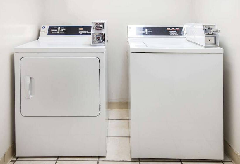 فندق على الطريق Super 8 By Wyndham Clinton