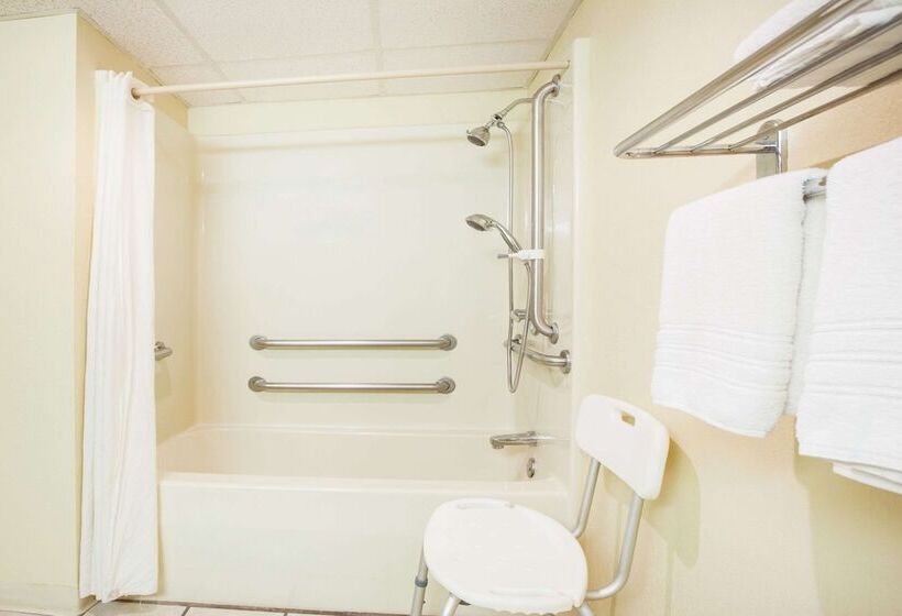 فندق على الطريق Super 8 By Wyndham Clinton