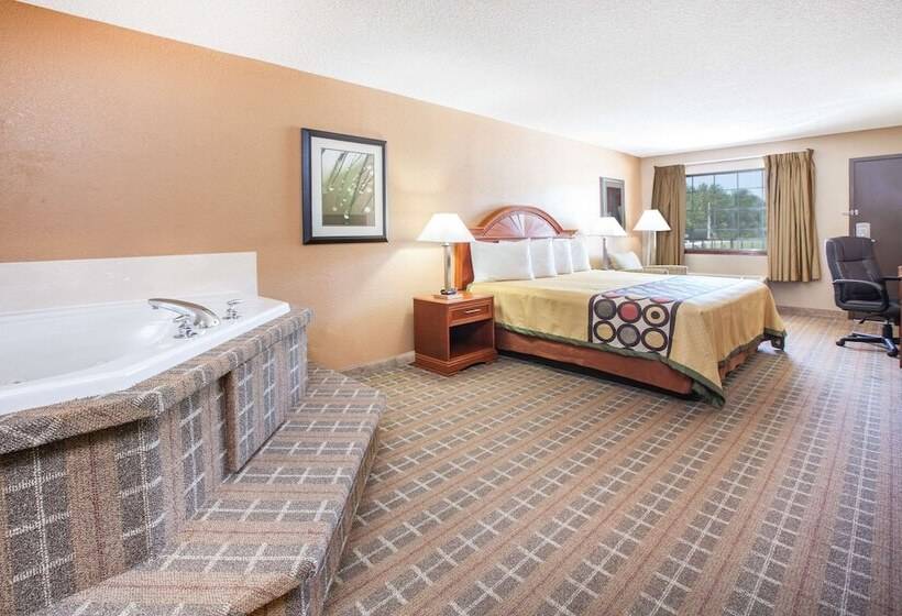 فندق على الطريق Super 8 By Wyndham Clinton