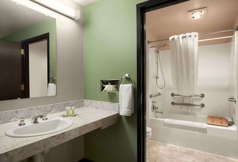 모텔 Super 8 By Wyndham Conrad