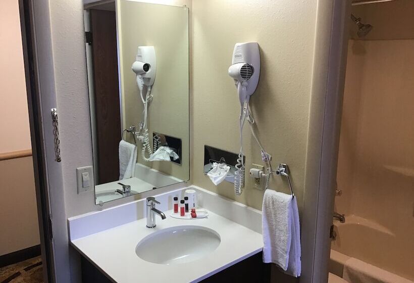 모텔 Super 8 By Wyndham Conrad