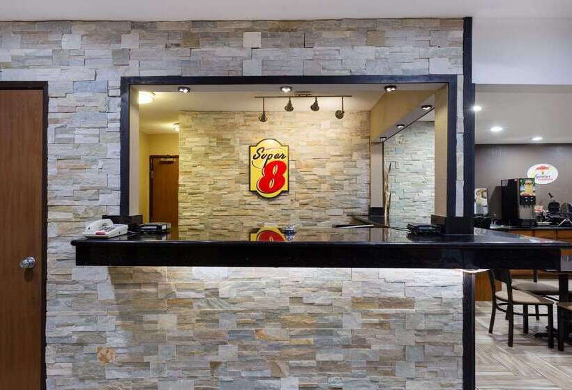 فندق على الطريق Super 8 By Wyndham Decorah