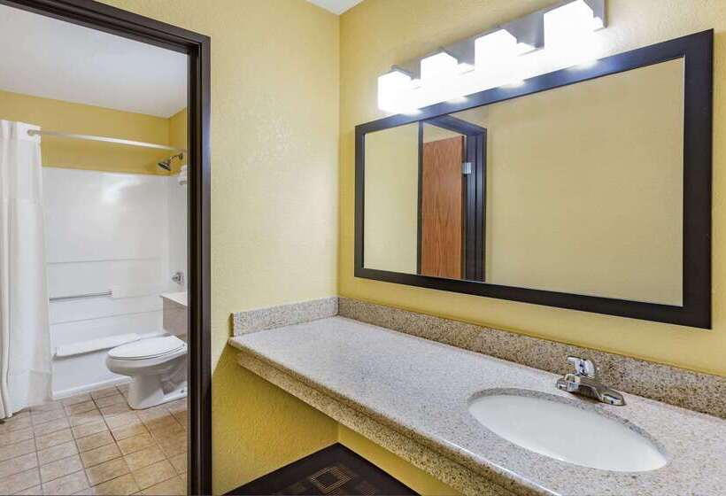 فندق على الطريق Super 8 By Wyndham Decorah