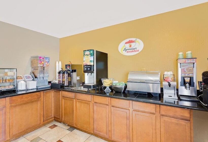 فندق على الطريق Super 8 By Wyndham Decorah