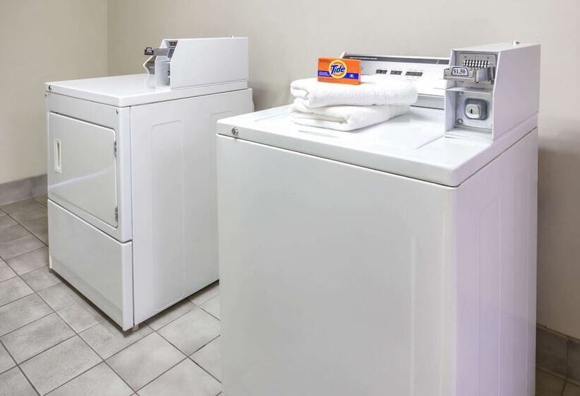 فندق على الطريق Super 8 By Wyndham Delavan Near Lake Geneva