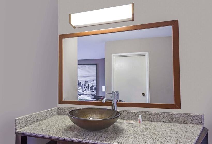 فندق على الطريق Super 8 By Wyndham Delavan Near Lake Geneva