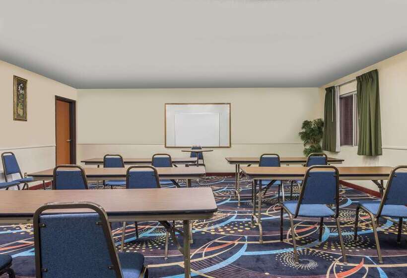 מוטל Super 8 By Wyndham Denton