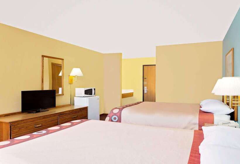 فندق على الطريق Super 8 By Wyndham Dyersville
