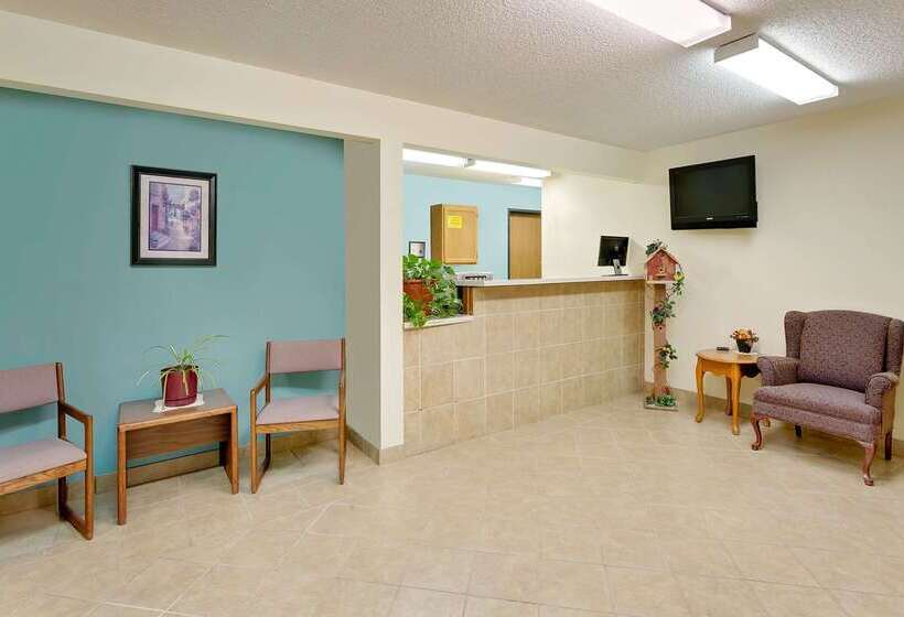 فندق على الطريق Super 8 By Wyndham Dyersville