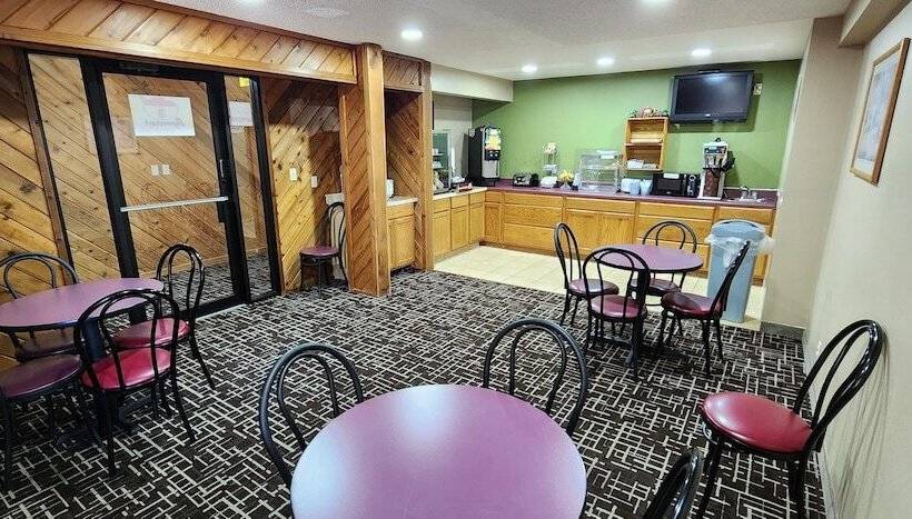 فندق على الطريق Super 8 By Wyndham Dyersville