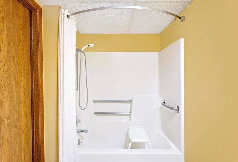 فندق على الطريق Super 8 By Wyndham Dyersville