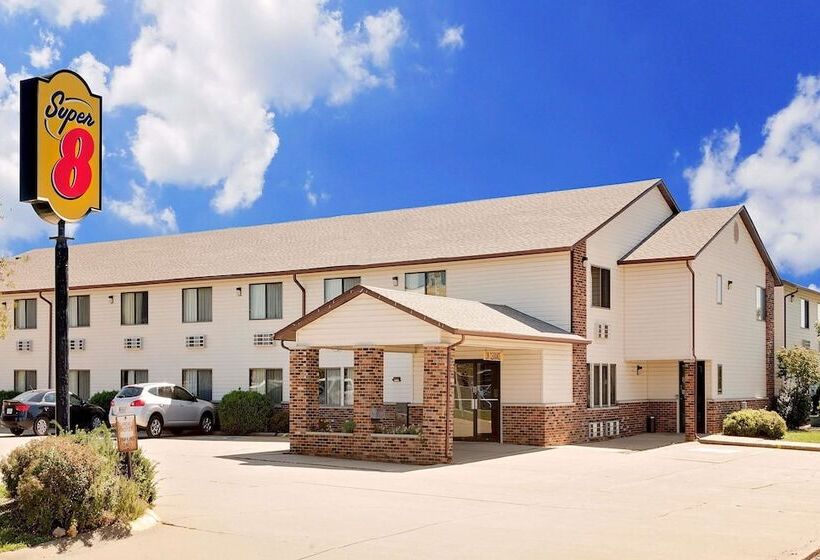 فندق على الطريق Super 8 By Wyndham Dyersville