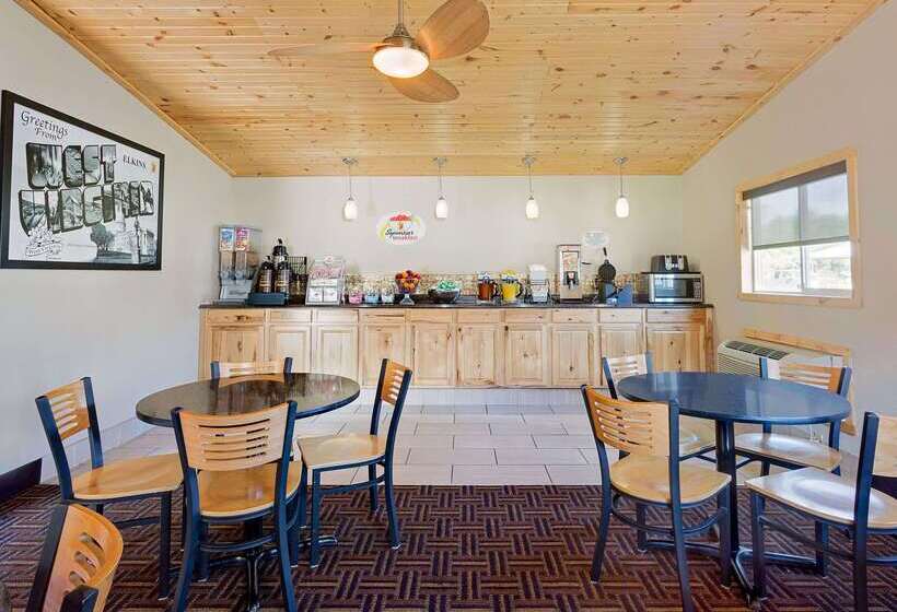 فندق على الطريق Super 8 By Wyndham Elkins