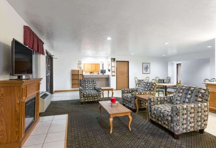 فندق على الطريق Super 8 By Wyndham Fairmont