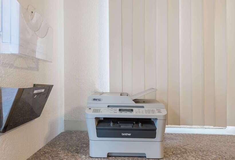 فندق على الطريق Super 8 By Wyndham Fairmont