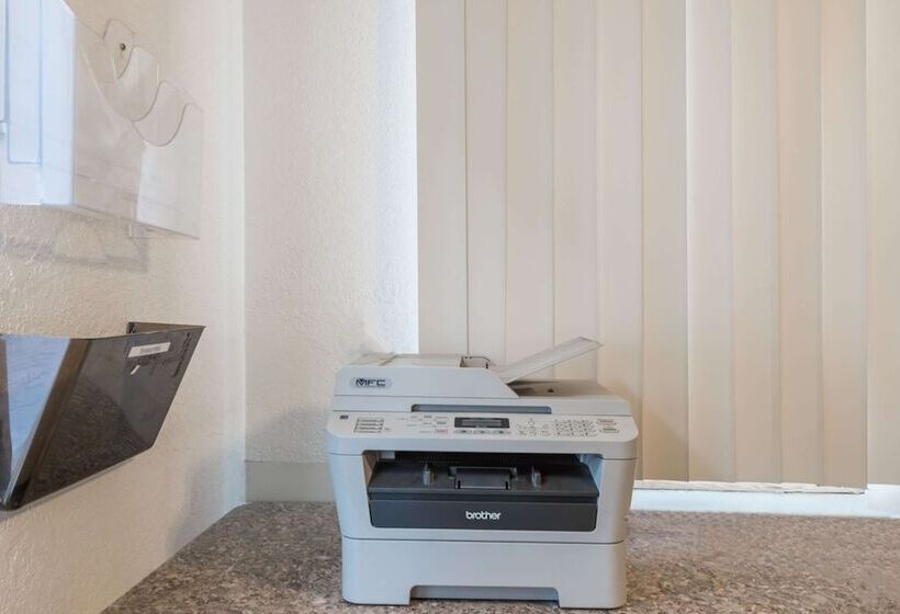 فندق على الطريق Super 8 By Wyndham Fairmont