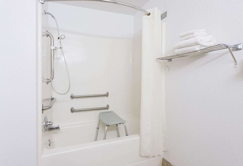 فندق على الطريق Super 8 By Wyndham Fairmont