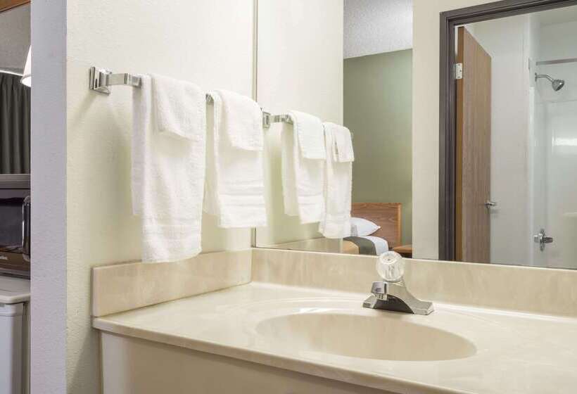 فندق على الطريق Super 8 By Wyndham Fond Du Lac