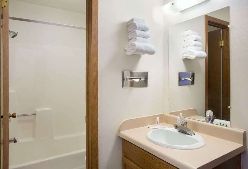 فندق على الطريق Super 8 By Wyndham Hot Springs