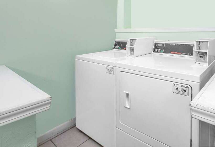 فندق على الطريق Super 8 By Wyndham Howe